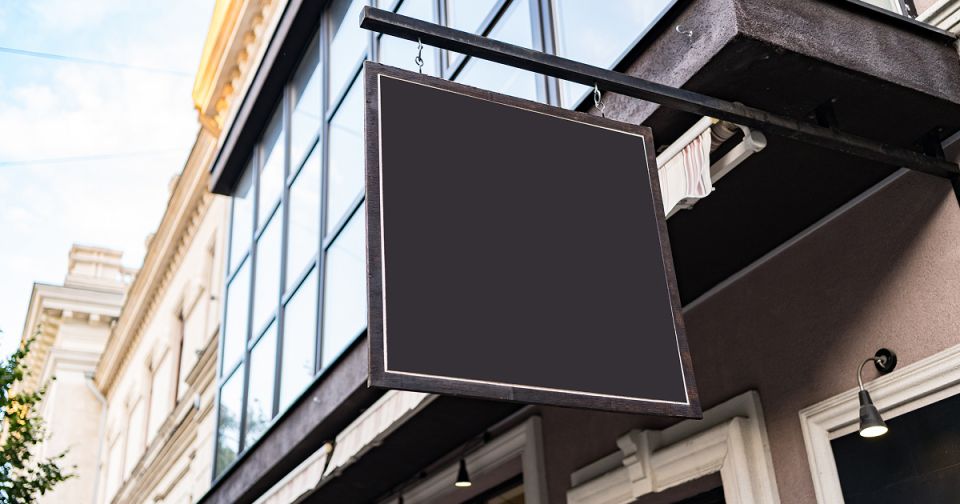 Как управляющие организации борются с нелегальными вывесками на домах