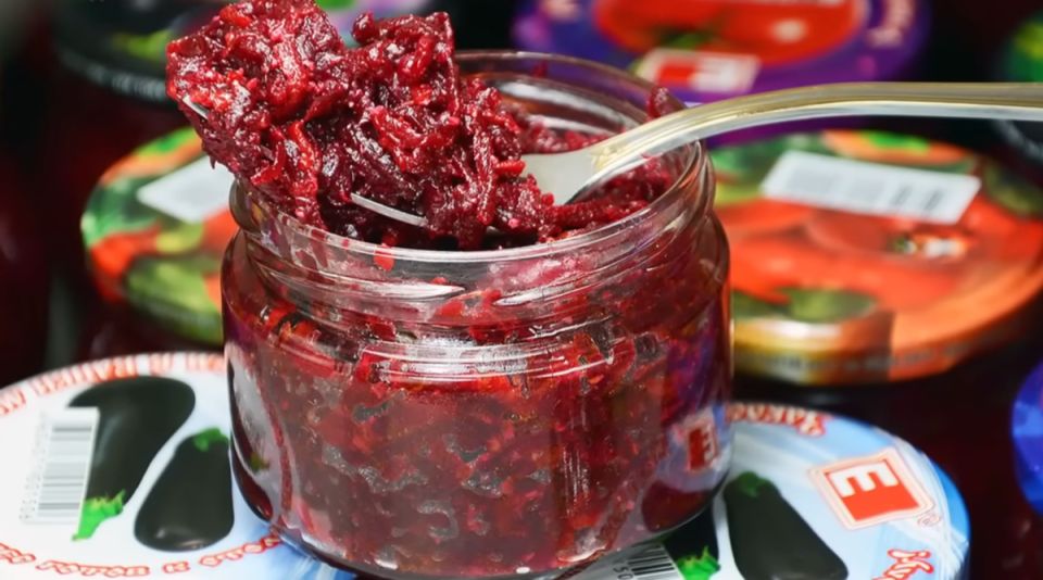 Заготовьте свеклу на зиму: восхитительный салат для любого случая