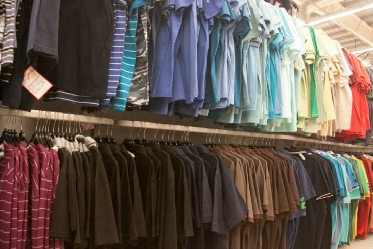 Как складывать одежду в шкаф, чтобы она занимала мало места: 5 хитрых приемов