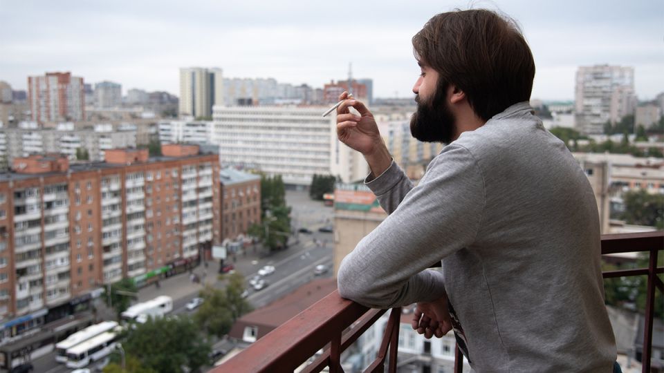Курение на балконе: право на удовольствие или риск неприятностей?