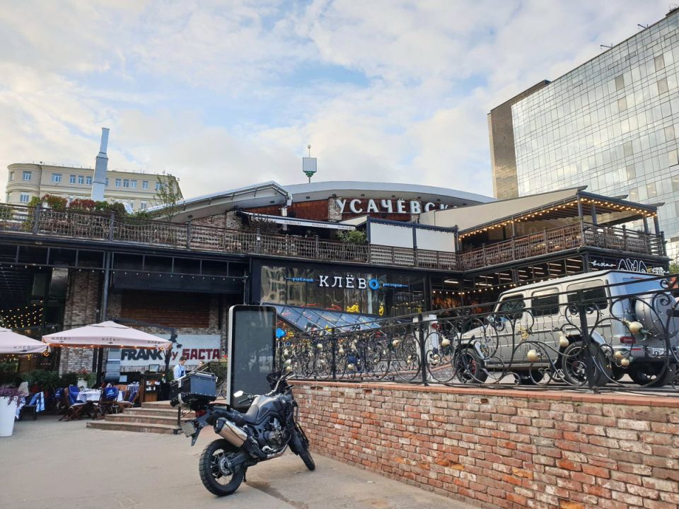 Грузинская кухня на Усачёвском рынке: Как 'Аивани' покоряет сердца жителей Хамовников