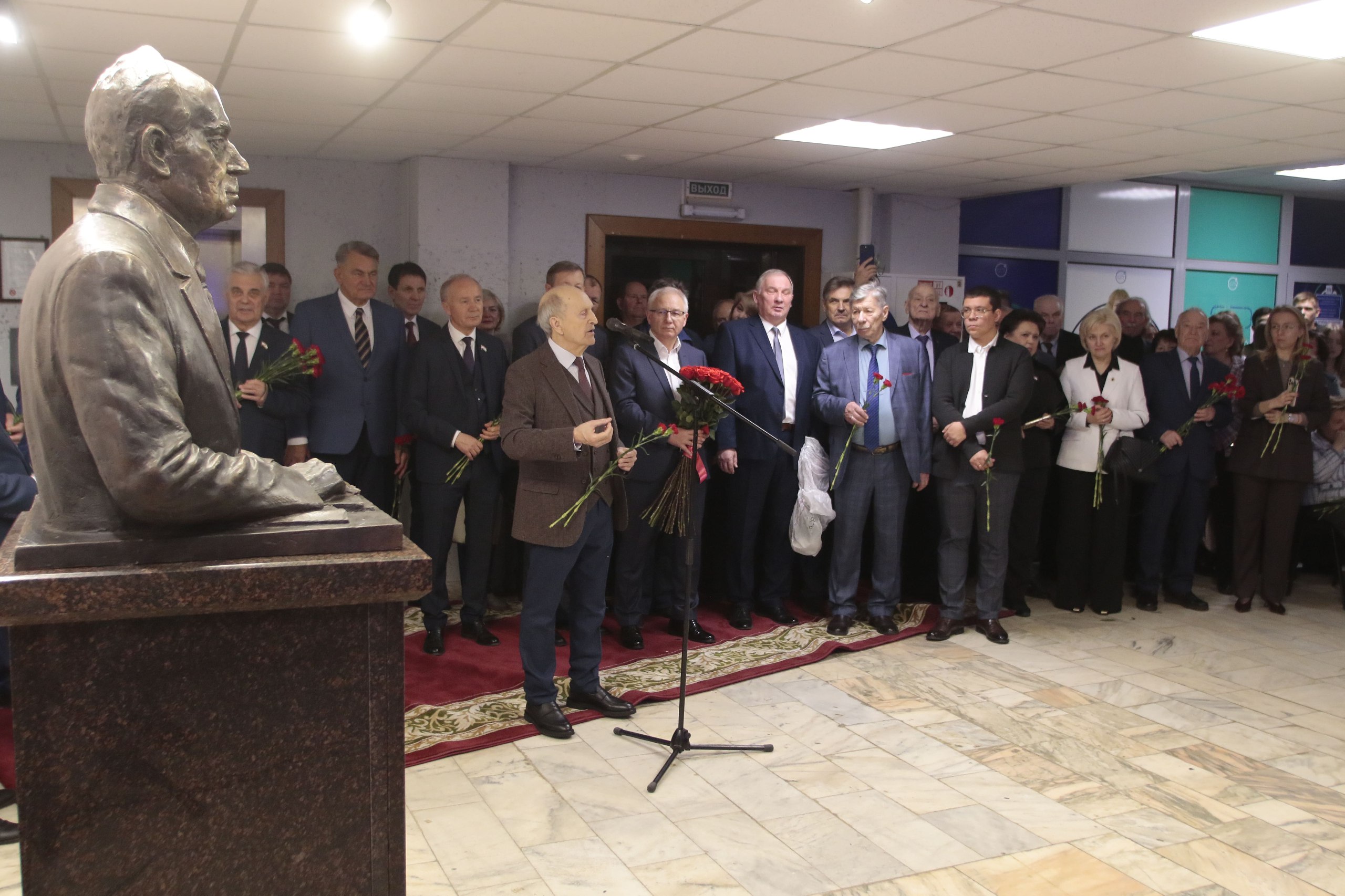 В МГУ им. Огарева открыли бюст Александра Сухарева: в церемонии участвовали депутаты Госсобрания республики В МГУ им. Огарева открыли бюст Александра Сухарева: в церемонии участвовали депутаты Госсобрания республики