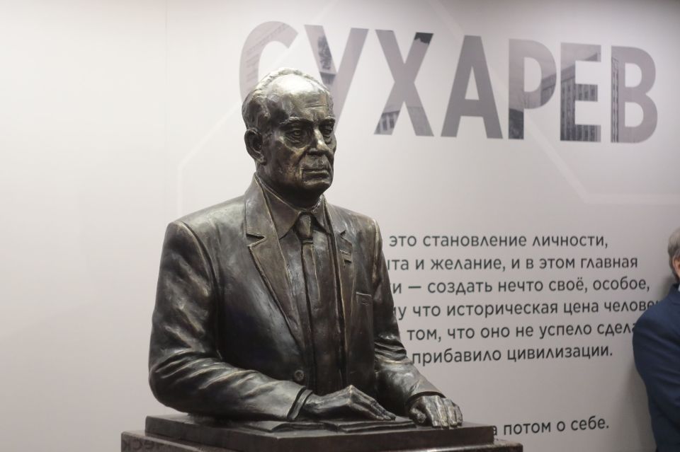 В МГУ им. Огарева открыли бюст Александра Сухарева: в церемонии участвовали депутаты Госсобрания республики