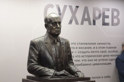 В МГУ им. Огарева открыли бюст Александра Сухарева: в церемонии участвовали депутаты Госсобрания республики