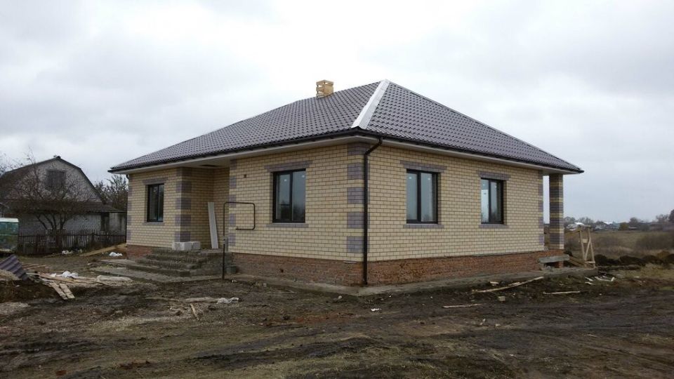 Женщина столкнулась с судебными сложностями после строительства дома на чужом участке