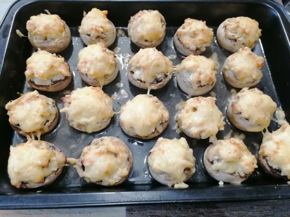 Нежные шампиньоны с куриным фаршем и сыром: простой рецепт для яркого ужина