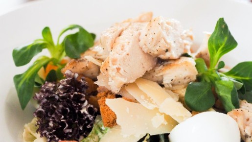 Как приготовить питательный салат из вареной курицы: таким наестся даже самый ненасытный муж