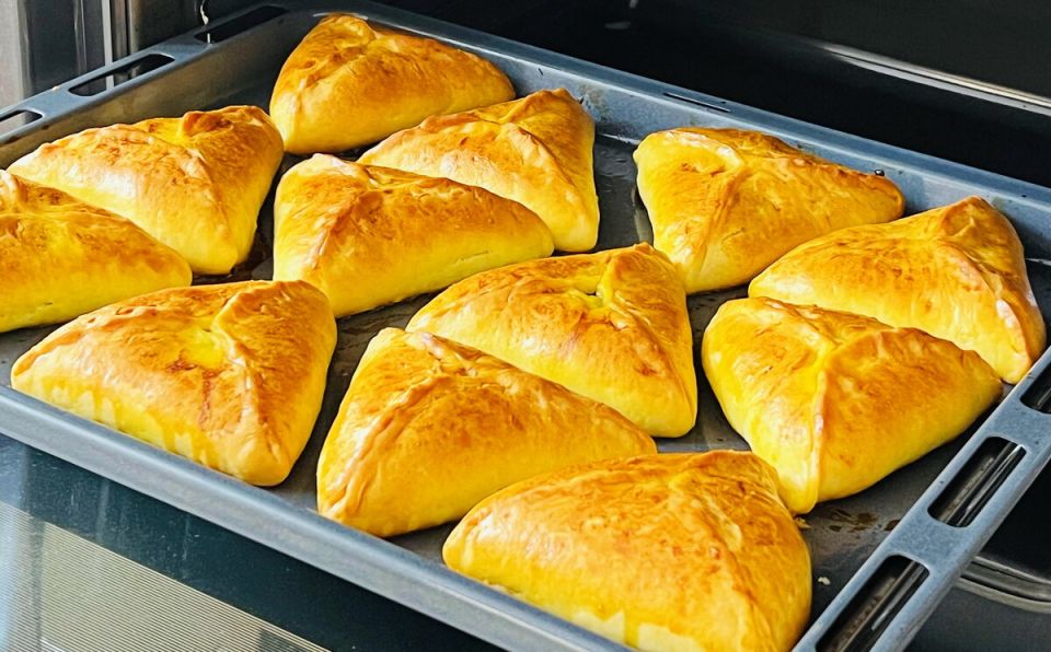 Рецепт холодного дрожжевого теста: готовьте пирожки с любимой начинкой на раз-два!
