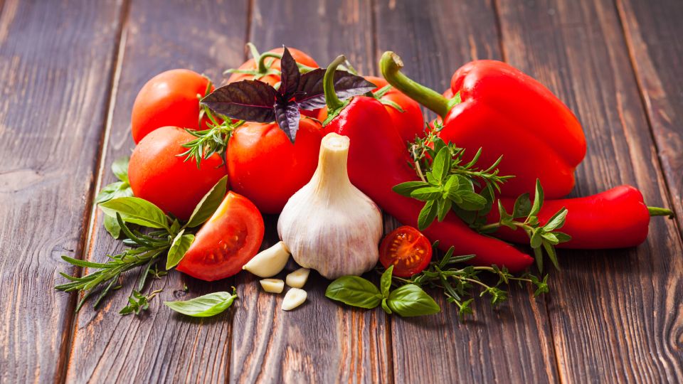 Этот рецепт точно не подведет: приготовьте идеальную аджику из помидоров