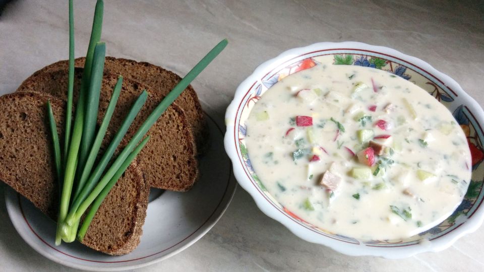 «Что под рукой»: шеф-повар перечислил, что можно класть в окрошку