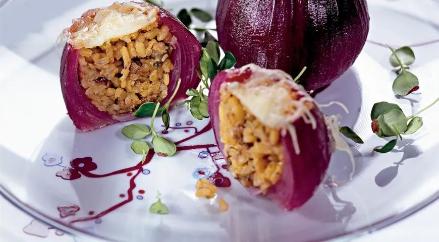 Вдохновение на кухне: фаршированный красный лук с грибами