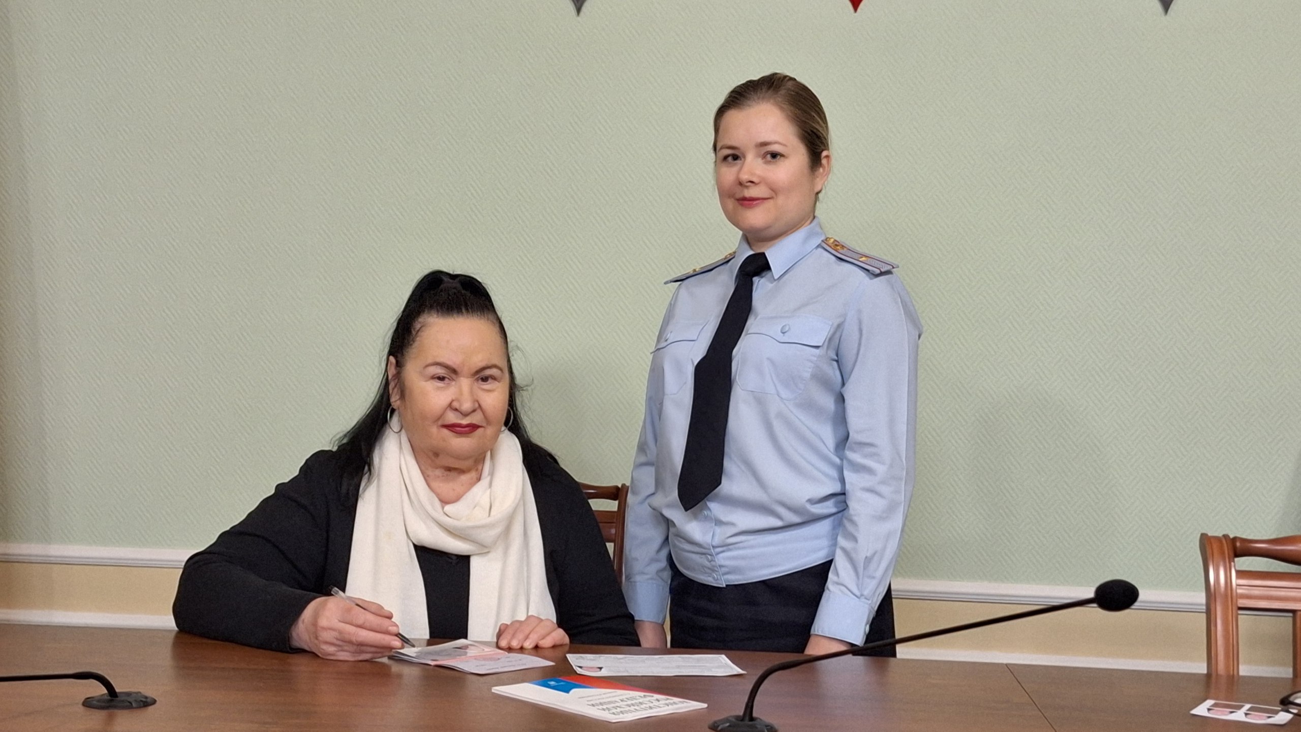 В Мордовии вручили паспорт новой гражданке Российской Федерации В Мордовии вручили паспорт новой гражданке Российской Федерации