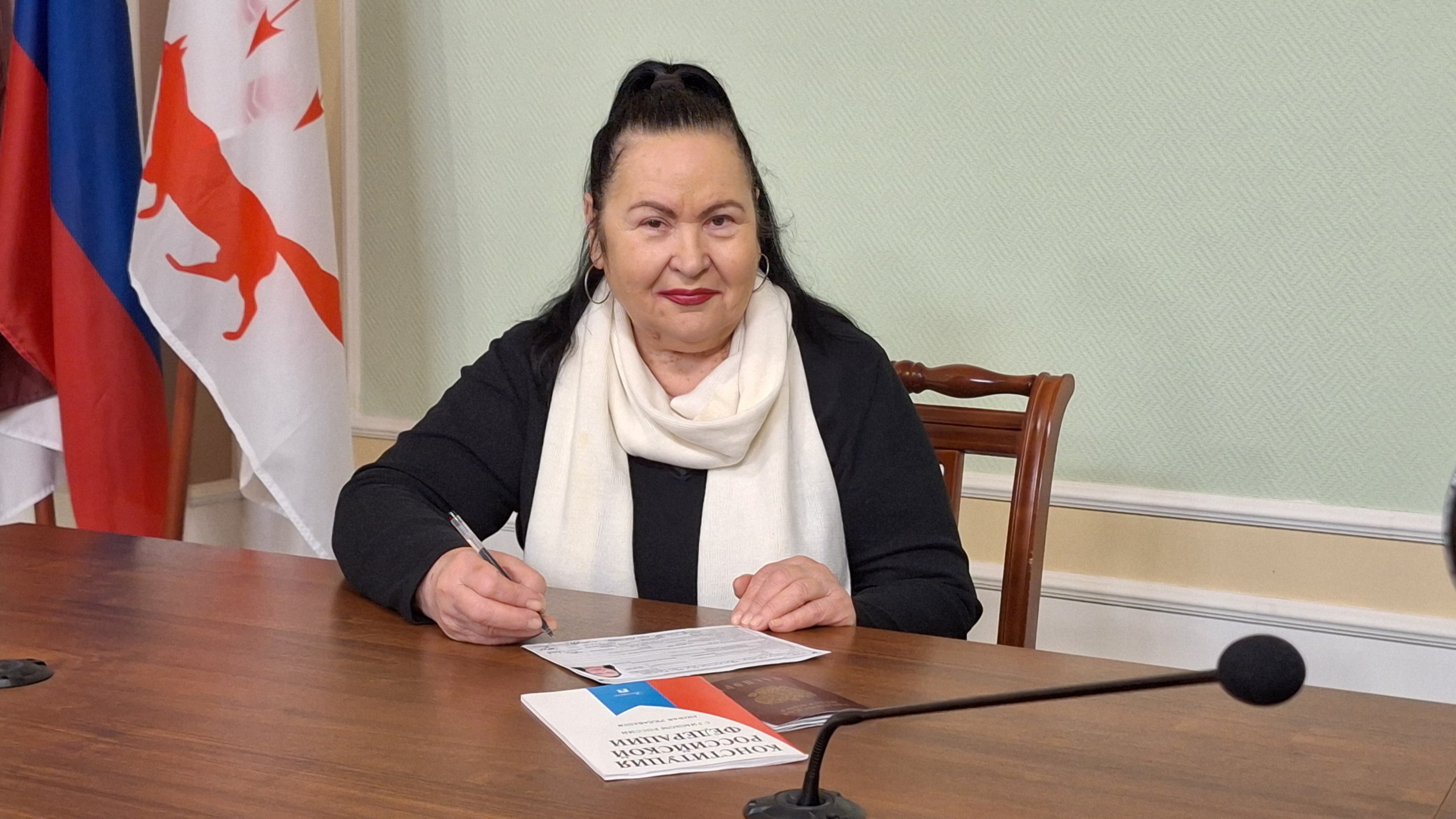 В Мордовии вручили паспорт новой гражданке Российской Федерации В Мордовии вручили паспорт новой гражданке Российской Федерации