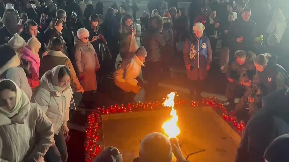 В эти минуты у Вечного огня на площади Победы в Саранске проходит акция «Свеча Памяти», посвящённая Дню Неизвестного солдата