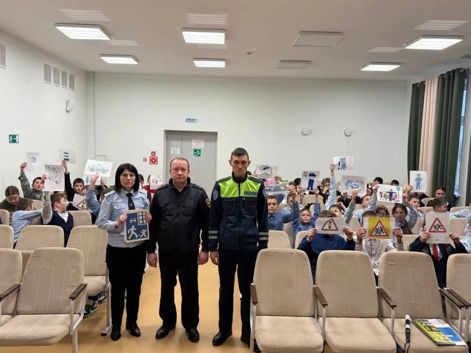 Сотрудники Госавтоинспекции Торбеевского района с учениками 5-9 классов Дракинская СОШ Торбеевского района провели профилактическую акцию "Засветись"!