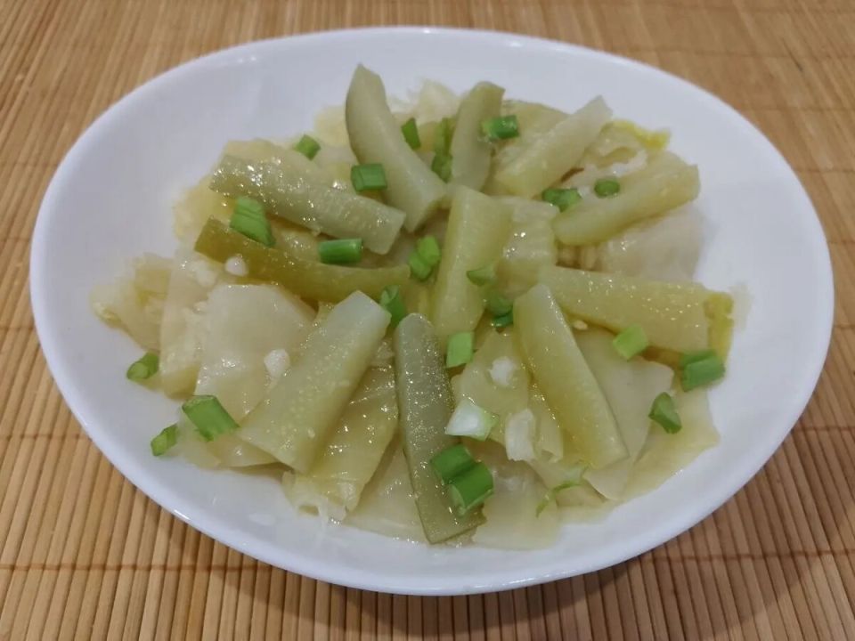 Салат из капусты, чеснока и огурцов