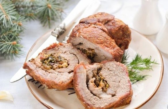 Изысканный мясной рулет с грибами и сыром