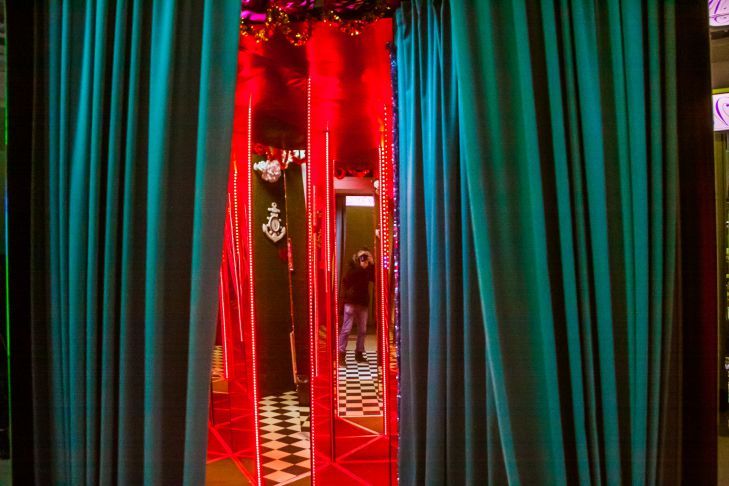 Как почистить и разгладить шторы прямо на карнизе: дельные советы