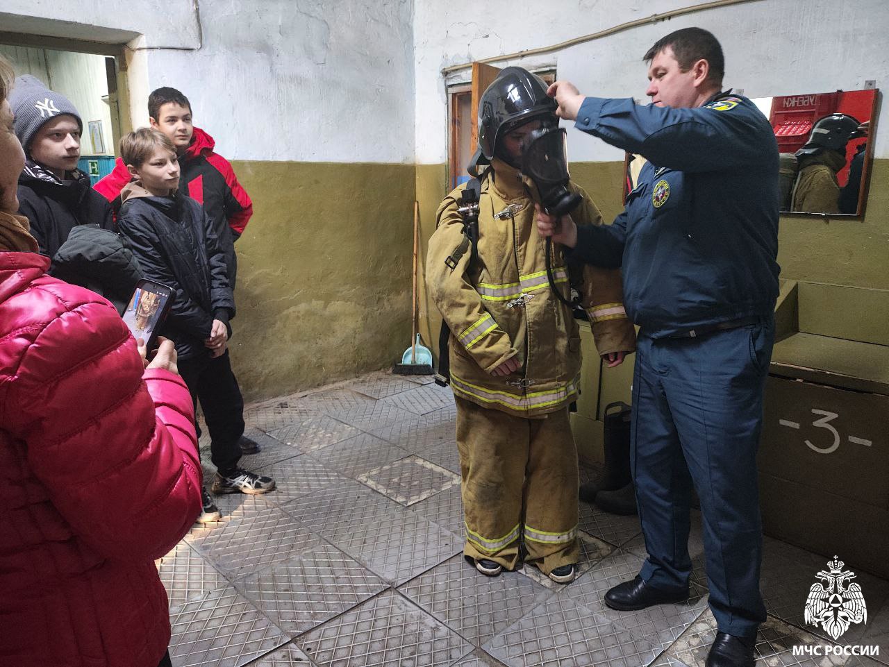 В гостях у огнеборцев!. Обзорная экскурсия прошла в ПСЧ-12 Дубенского района для учащихся 7-9 классов МБОУ "Красинская СОШ" В гостях у огнеборцев!. Обзорная экскурсия прошла в ПСЧ-12 Дубенского района для учащихся 7-9 классов МБОУ "Красинская СОШ"