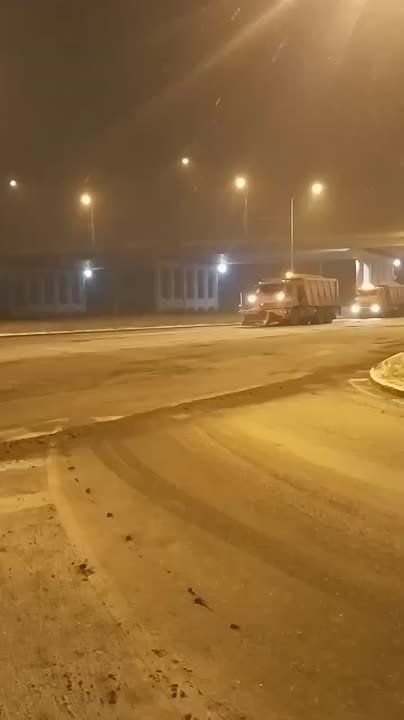 В Саранске продолжается уборка снега и обработка территорий противогололедными средствами