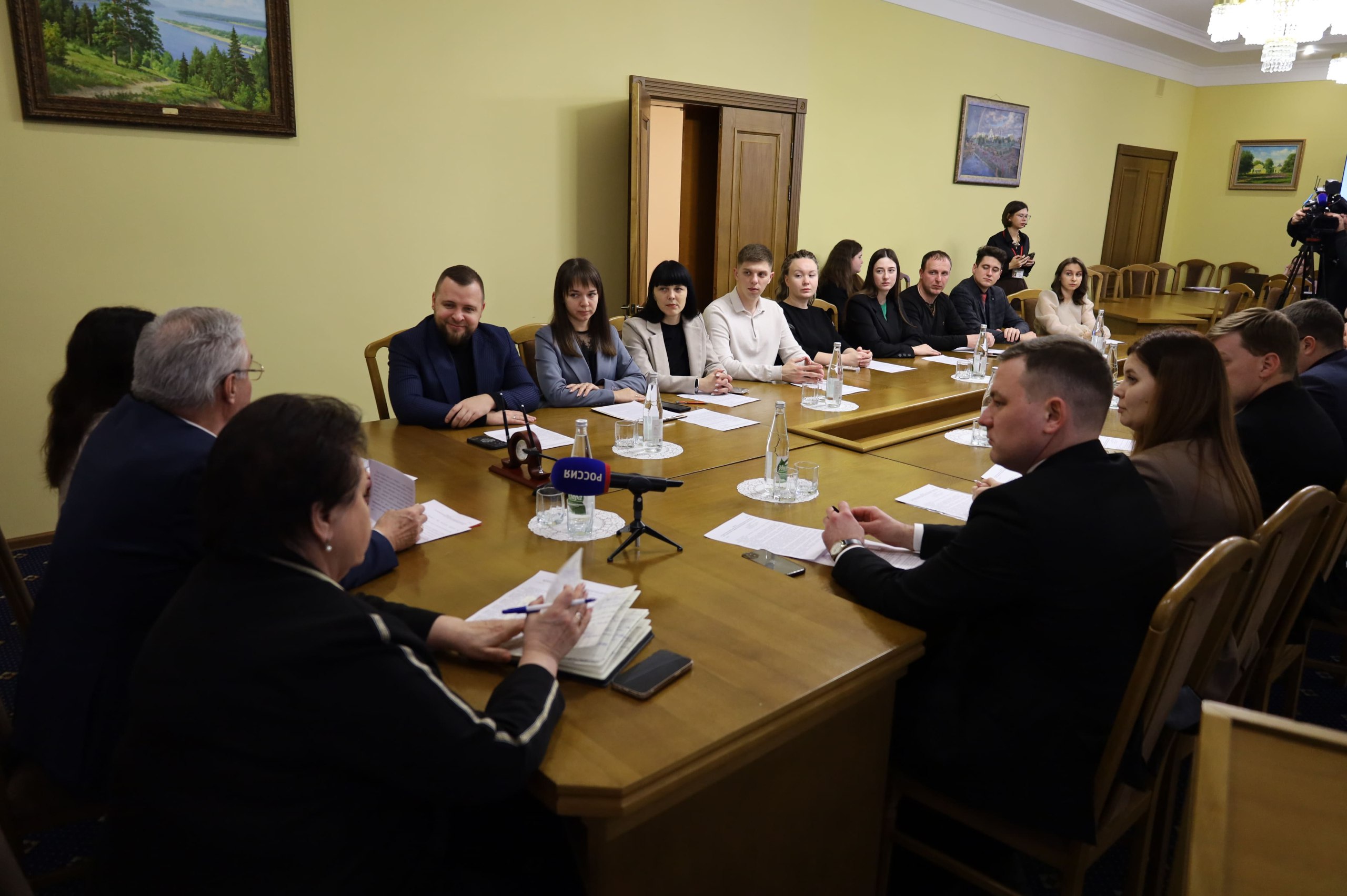Молодежный парламент подвел итоги годовой работы: в заседании участвовали Председатель Госсобрания Мордовии Владимир Чибиркин и его заместитель Наталья Долматова Молодежный парламент подвел итоги годовой работы: в заседании участвовали Председатель Госсобрания Мордовии Владимир Чибиркин и его заместитель Наталья Долматова