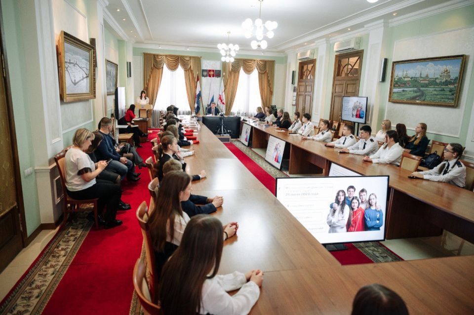 Уважаемые жители городского округа Саранск! Поздравляю вас с Днем Конституции Российской Федерации!