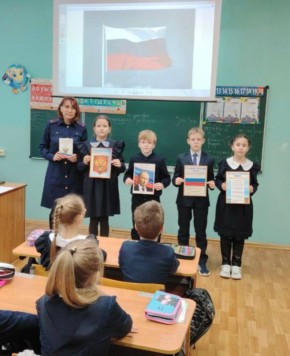 Сотрудник следственного управления провела со школьниками занятие, посвященное Дню Конституции