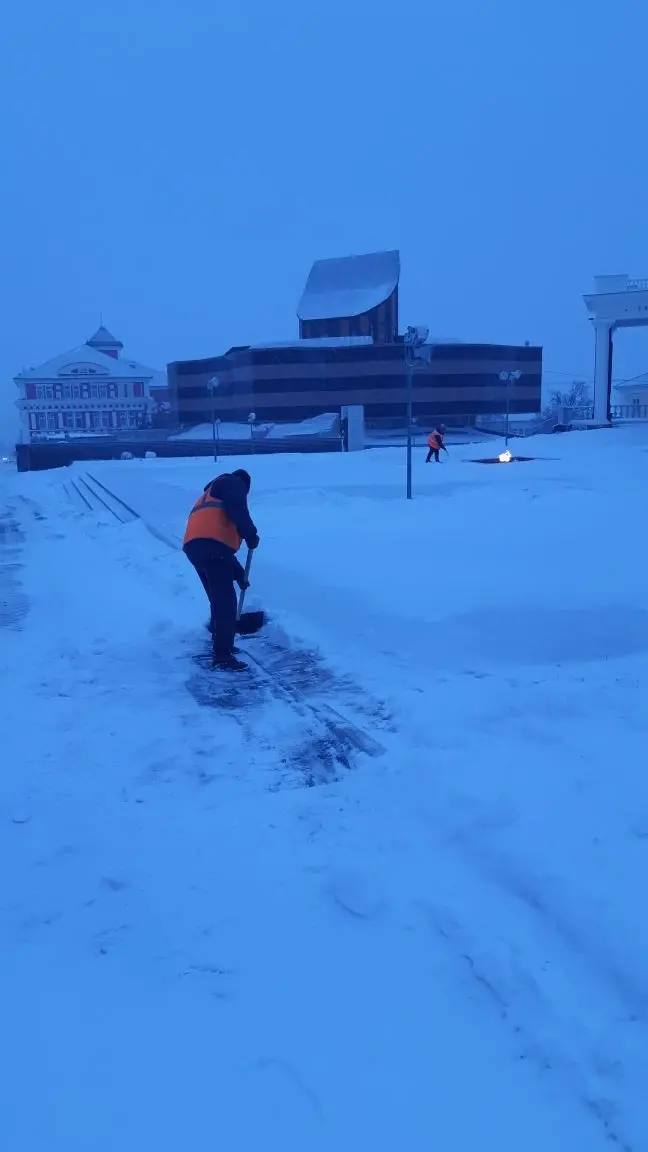 Работы по уборке городских территорий продолжаются в круглосуточном режиме и в выходные дни Работы по уборке городских территорий продолжаются в круглосуточном режиме и в выходные дни