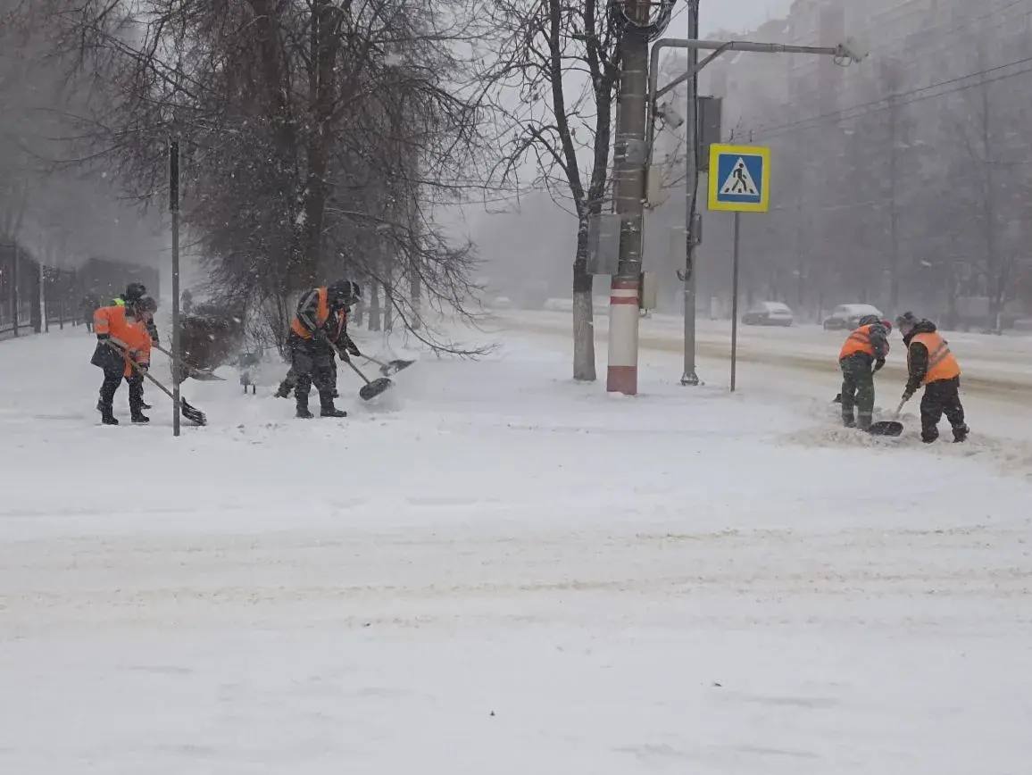 Работы по уборке городских территорий продолжаются в круглосуточном режиме и в выходные дни Работы по уборке городских территорий продолжаются в круглосуточном режиме и в выходные дни