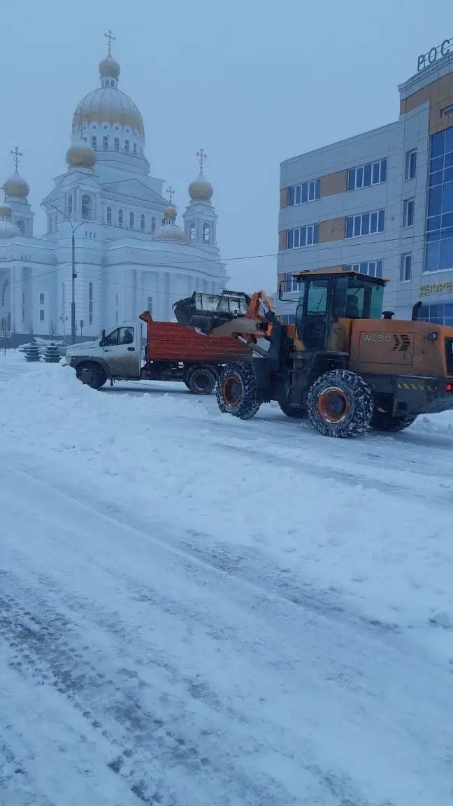 Работы по уборке городских территорий продолжаются в круглосуточном режиме и в выходные дни Работы по уборке городских территорий продолжаются в круглосуточном режиме и в выходные дни