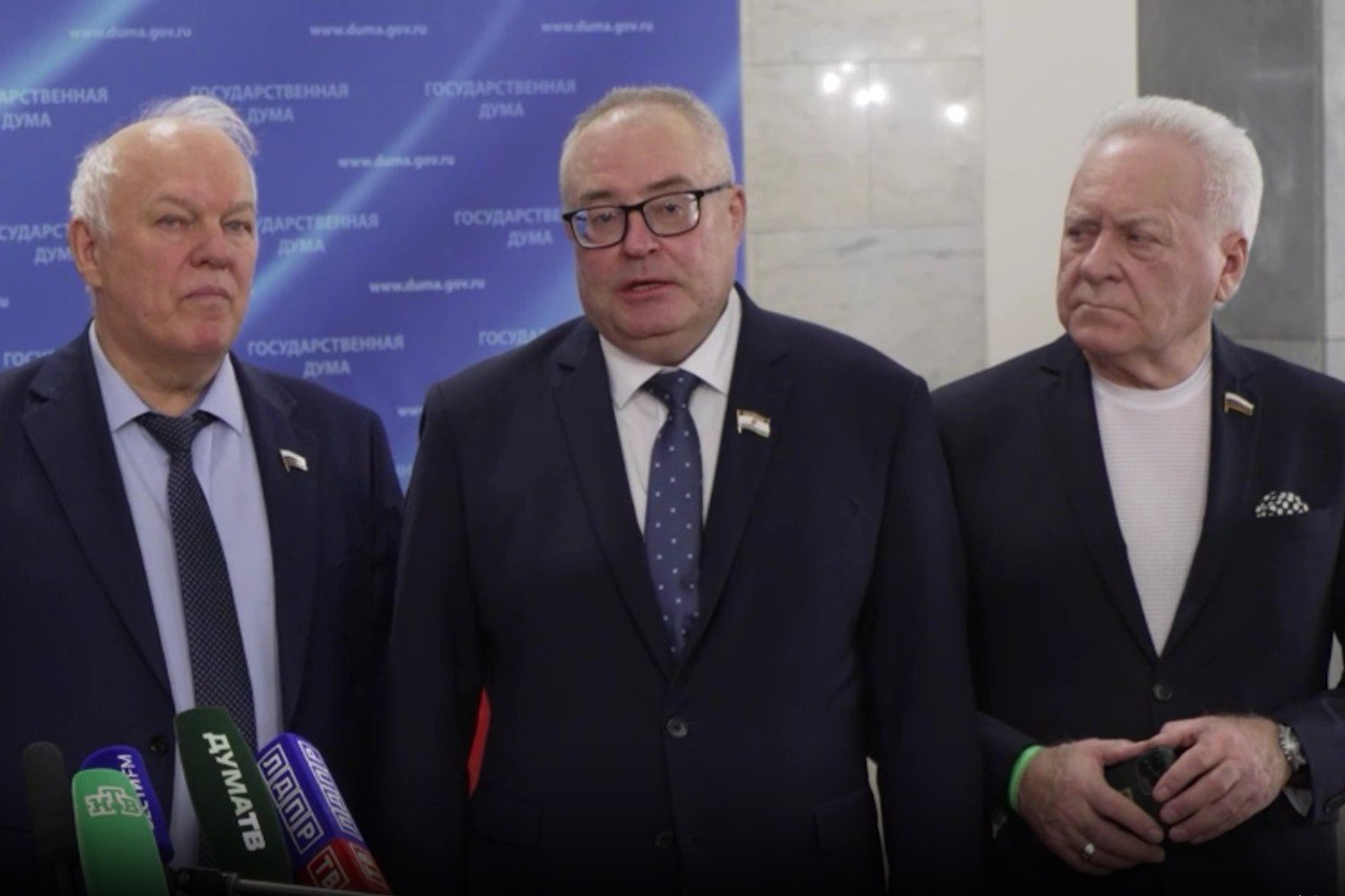 Руководитель фракции «Справедливая Россия – За правду» Тимур Гераськин выступил на брифинге перед пленарным заседанием Госдумы России