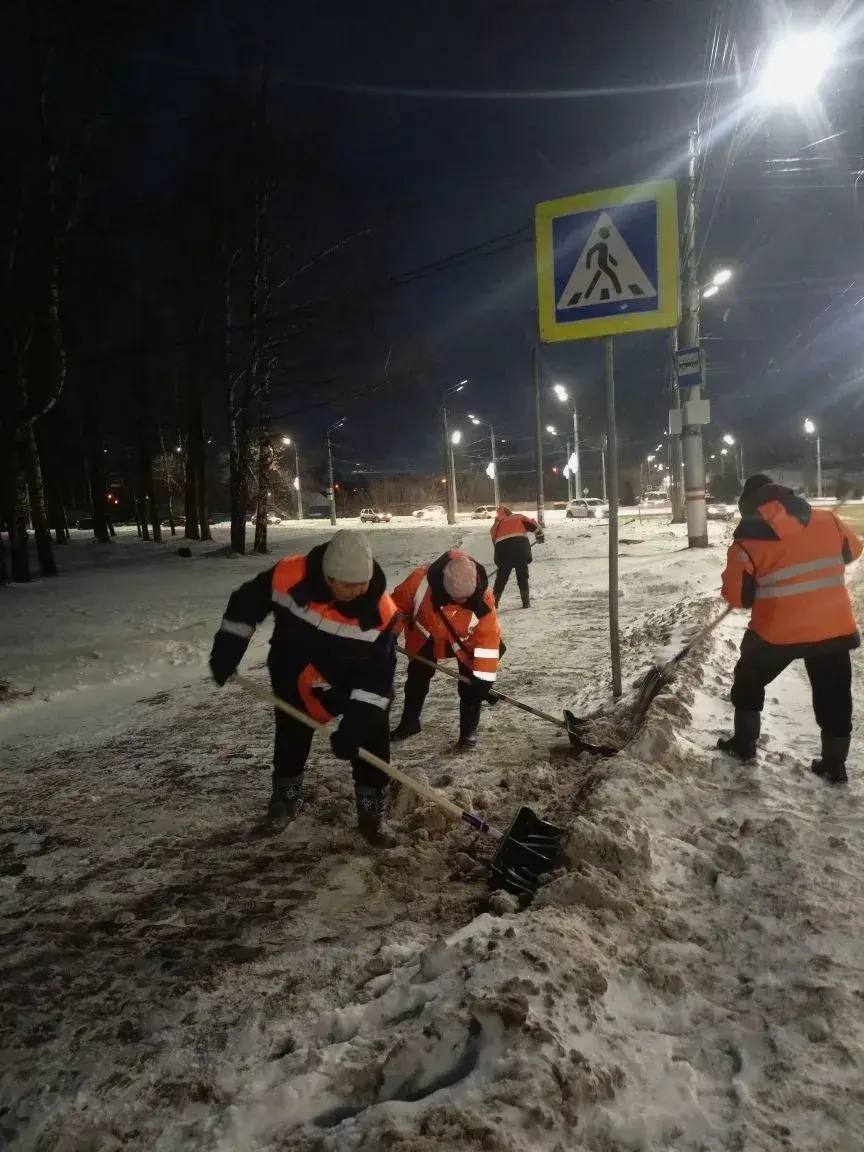 Коммунальные службы Саранска продолжают уборку города после снегопада Коммунальные службы Саранска продолжают уборку города после снегопада