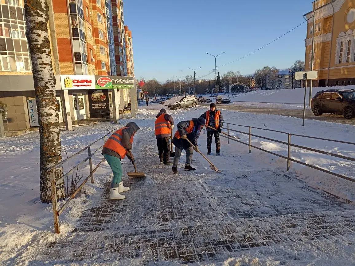Коммунальные службы Саранска продолжают уборку города после снегопада Коммунальные службы Саранска продолжают уборку города после снегопада