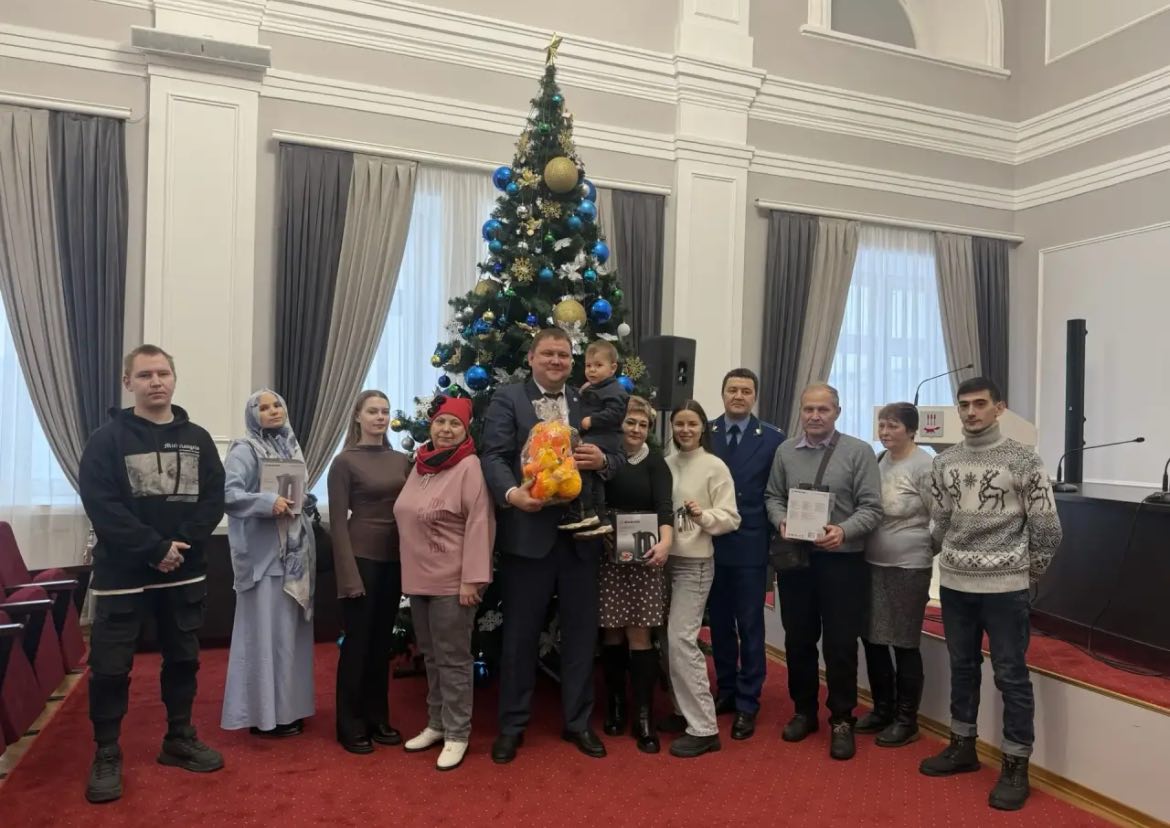 Заместитель прокурора Октябрьского района г. Саранска Алексей Автаев 12 декабря 2025 года принял участие во вручении ключей от благоустроенных квартир семи лицам из числа детей-сирот и детей, оставшимся без попечения... Заместитель прокурора Октябрьского района г. Саранска Алексей Автаев 12 декабря 2025 года принял участие во вручении ключей от благоустроенных квартир семи лицам из числа детей-сирот и детей, оставшимся без попечения...