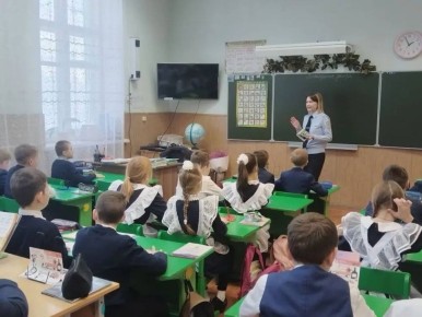 Инспектор по пропаганде БДД отделения Госавтоинспекции ММО МВД России «Чамзинский» провела информационно - пропагандистскую акцию «Стань заметнее» с учащимися 4 класса в МБОУ «КСОШ №2»