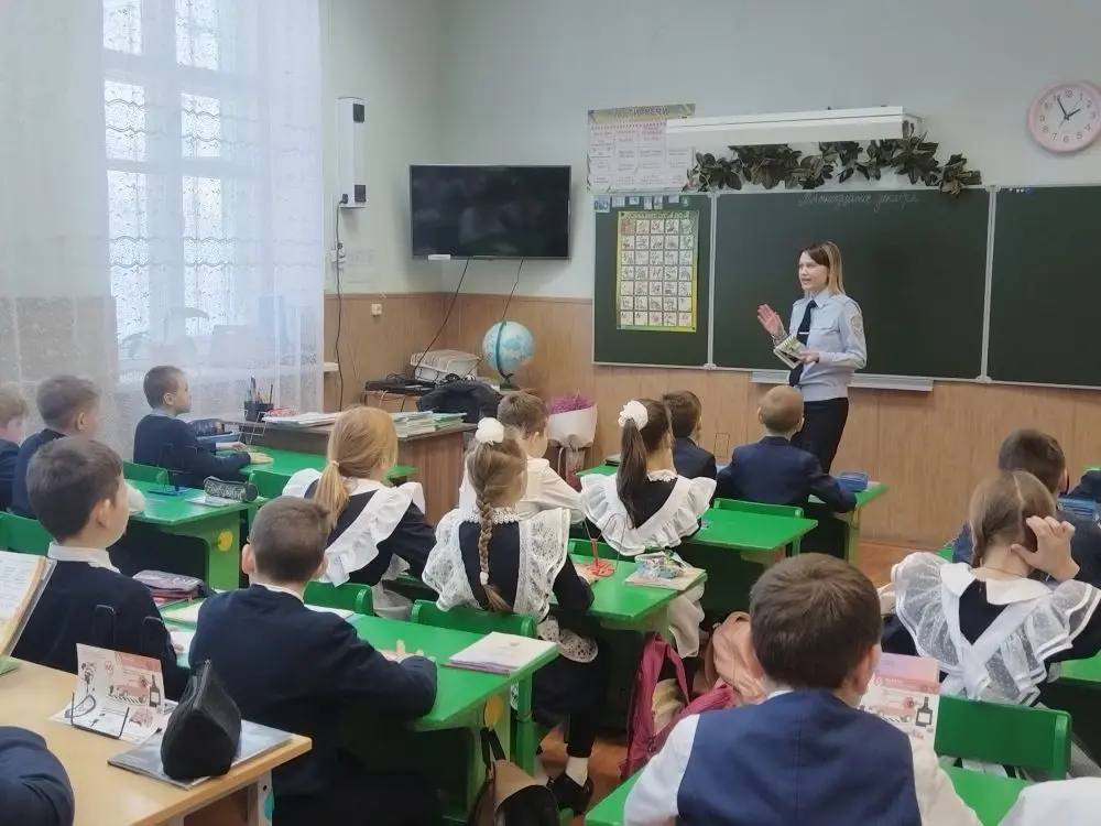 Инспектор по пропаганде БДД отделения Госавтоинспекции ММО МВД России «Чамзинский» провела информационно - пропагандистскую акцию «Стань заметнее» с учащимися 4 класса в МБОУ «КСОШ №2»