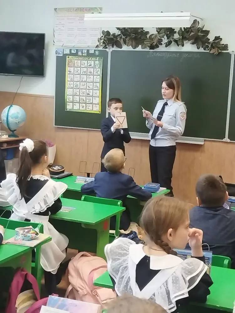 Инспектор по пропаганде БДД отделения Госавтоинспекции ММО МВД России «Чамзинский» провела информационно - пропагандистскую акцию «Стань заметнее» с учащимися 4 класса в МБОУ «КСОШ №2» Инспектор по пропаганде БДД отделения Госавтоинспекции ММО МВД России «Чамзинский» провела информационно - пропагандистскую акцию «Стань заметнее» с учащимися 4 класса в МБОУ «КСОШ №2»