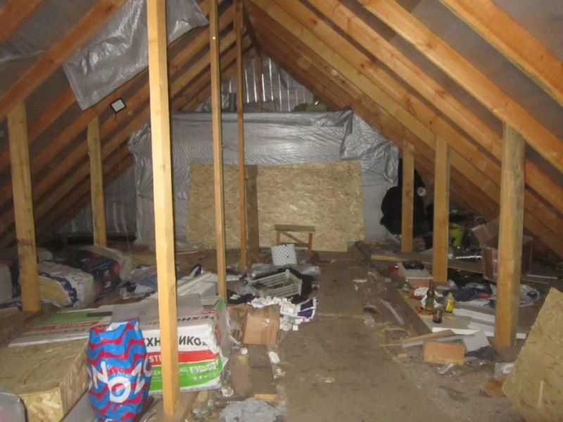 Оперативники УНК МВД по Республике Мордовия обнаружили на чердаке доме жителя Рузаевки горшки с произрастающей коноплей и марихуану, хранящуюся в ведре и контейнерах от шоколадных яиц Оперативники УНК МВД по Республике Мордовия обнаружили на чердаке доме жителя Рузаевки горшки с произрастающей коноплей и марихуану, хранящуюся в ведре и контейнерах от шоколадных яиц