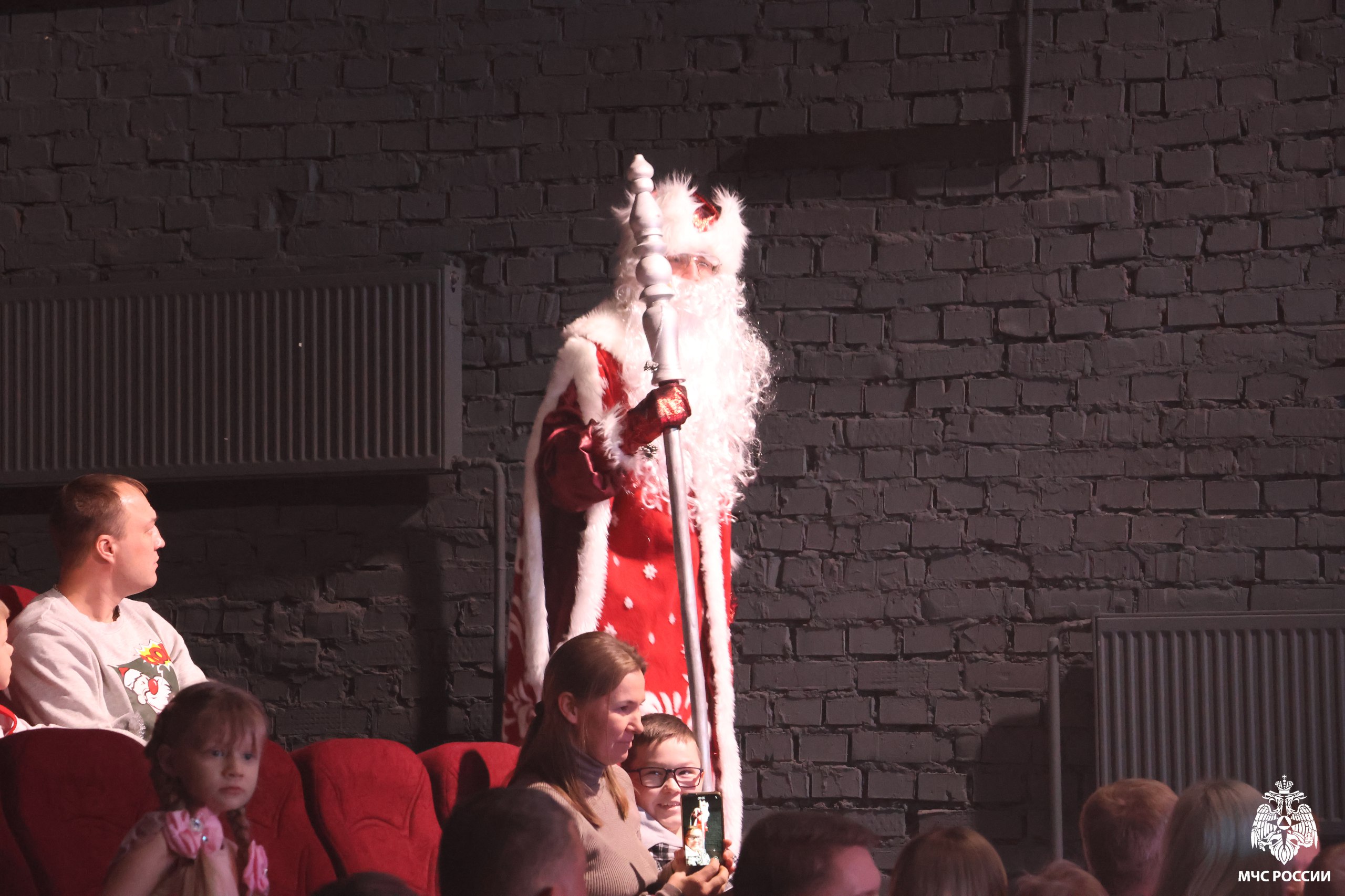 НОВОГОДНЕЕ ЧУДО. В кинотеатре «Россия» состоялся по-настоящему сказочный праздник – новогодняя ёлка для детей сотрудников чрезвычайного ведомства, организованная профсоюзной организацией НОВОГОДНЕЕ ЧУДО. В кинотеатре «Россия» состоялся по-настоящему сказочный праздник – новогодняя ёлка для детей сотрудников чрезвычайного ведомства, организованная профсоюзной организацией
