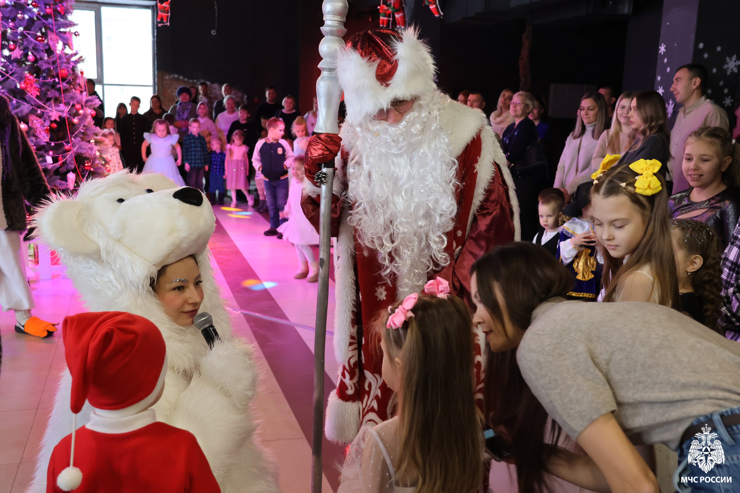 НОВОГОДНЕЕ ЧУДО. В кинотеатре «Россия» состоялся по-настоящему сказочный праздник – новогодняя ёлка для детей сотрудников чрезвычайного ведомства, организованная профсоюзной организацией НОВОГОДНЕЕ ЧУДО. В кинотеатре «Россия» состоялся по-настоящему сказочный праздник – новогодняя ёлка для детей сотрудников чрезвычайного ведомства, организованная профсоюзной организацией