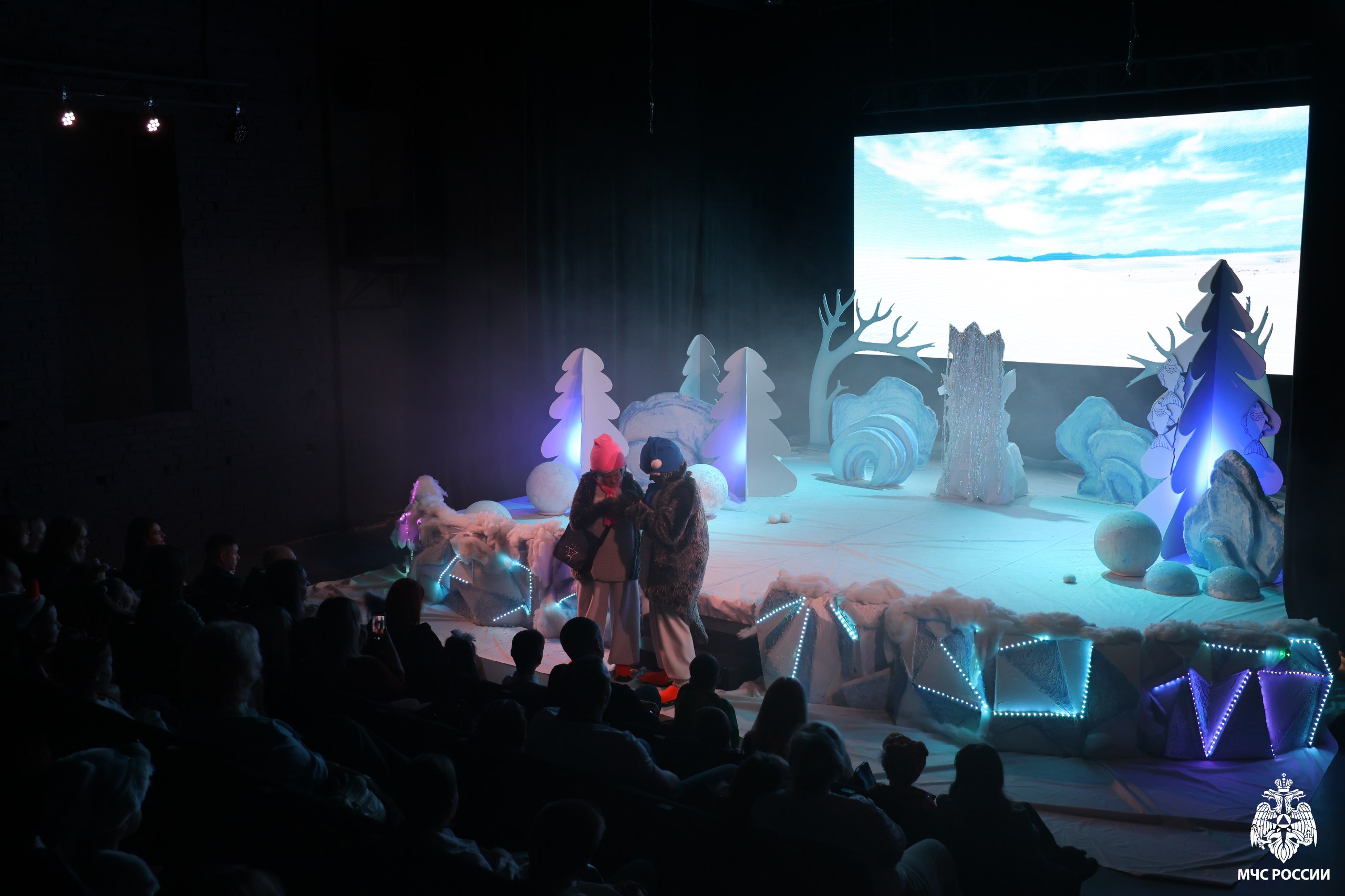 НОВОГОДНЕЕ ЧУДО. В кинотеатре «Россия» состоялся по-настоящему сказочный праздник – новогодняя ёлка для детей сотрудников чрезвычайного ведомства, организованная профсоюзной организацией НОВОГОДНЕЕ ЧУДО. В кинотеатре «Россия» состоялся по-настоящему сказочный праздник – новогодняя ёлка для детей сотрудников чрезвычайного ведомства, организованная профсоюзной организацией