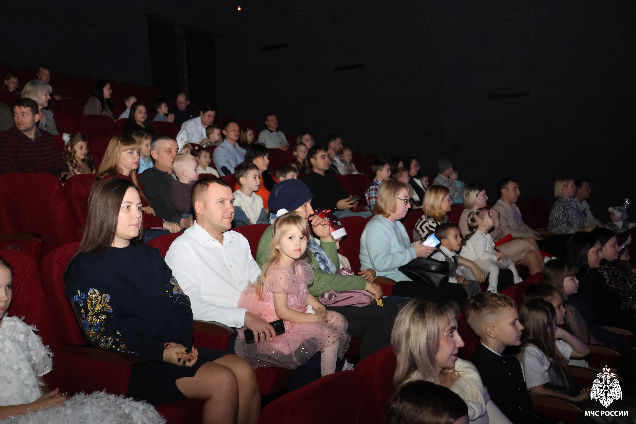 НОВОГОДНЕЕ ЧУДО. В кинотеатре «Россия» состоялся по-настоящему сказочный праздник – новогодняя ёлка для детей сотрудников чрезвычайного ведомства, организованная профсоюзной организацией
