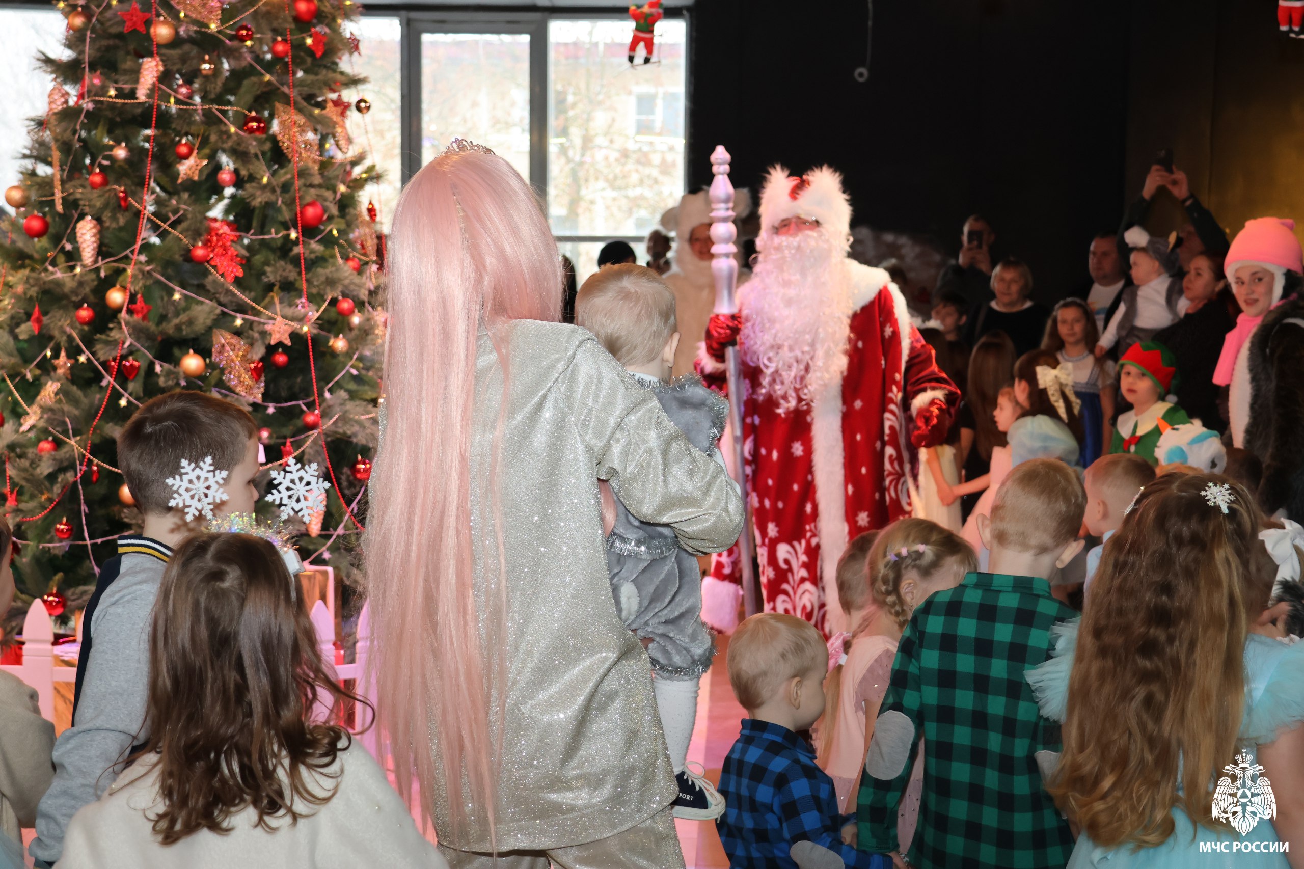 НОВОГОДНЕЕ ЧУДО. В кинотеатре «Россия» состоялся по-настоящему сказочный праздник – новогодняя ёлка для детей сотрудников чрезвычайного ведомства, организованная профсоюзной организацией НОВОГОДНЕЕ ЧУДО. В кинотеатре «Россия» состоялся по-настоящему сказочный праздник – новогодняя ёлка для детей сотрудников чрезвычайного ведомства, организованная профсоюзной организацией
