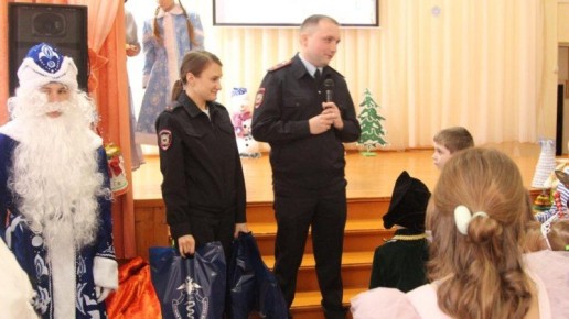 В Мордовии в рамках Всероссийской акции «Полицейский Дед Мороз» сотрудники полиции поздравили воспитанников подшефной школы-интерната