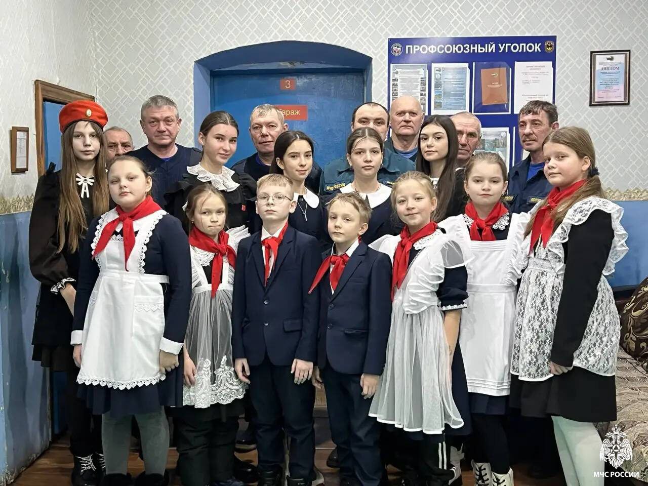 Темниковские школьники поздравили дежурный караул МЧС России!