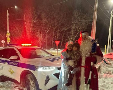 В Мордовии Патрульный Дед Мороз поздравляет с Новым Годом юных участников дорожного движения