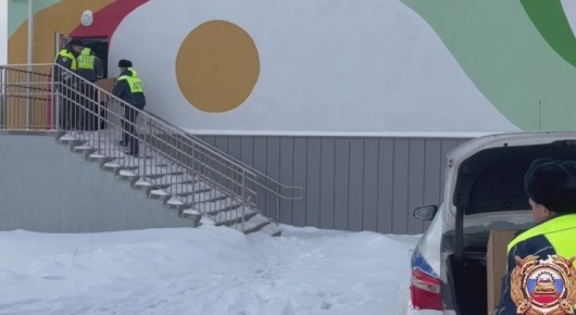 Сотрудники Госавтоинспекции Мордовии в канун Нового 2026 года посетили подшефную школу — интернат для детей с нарушением слуха