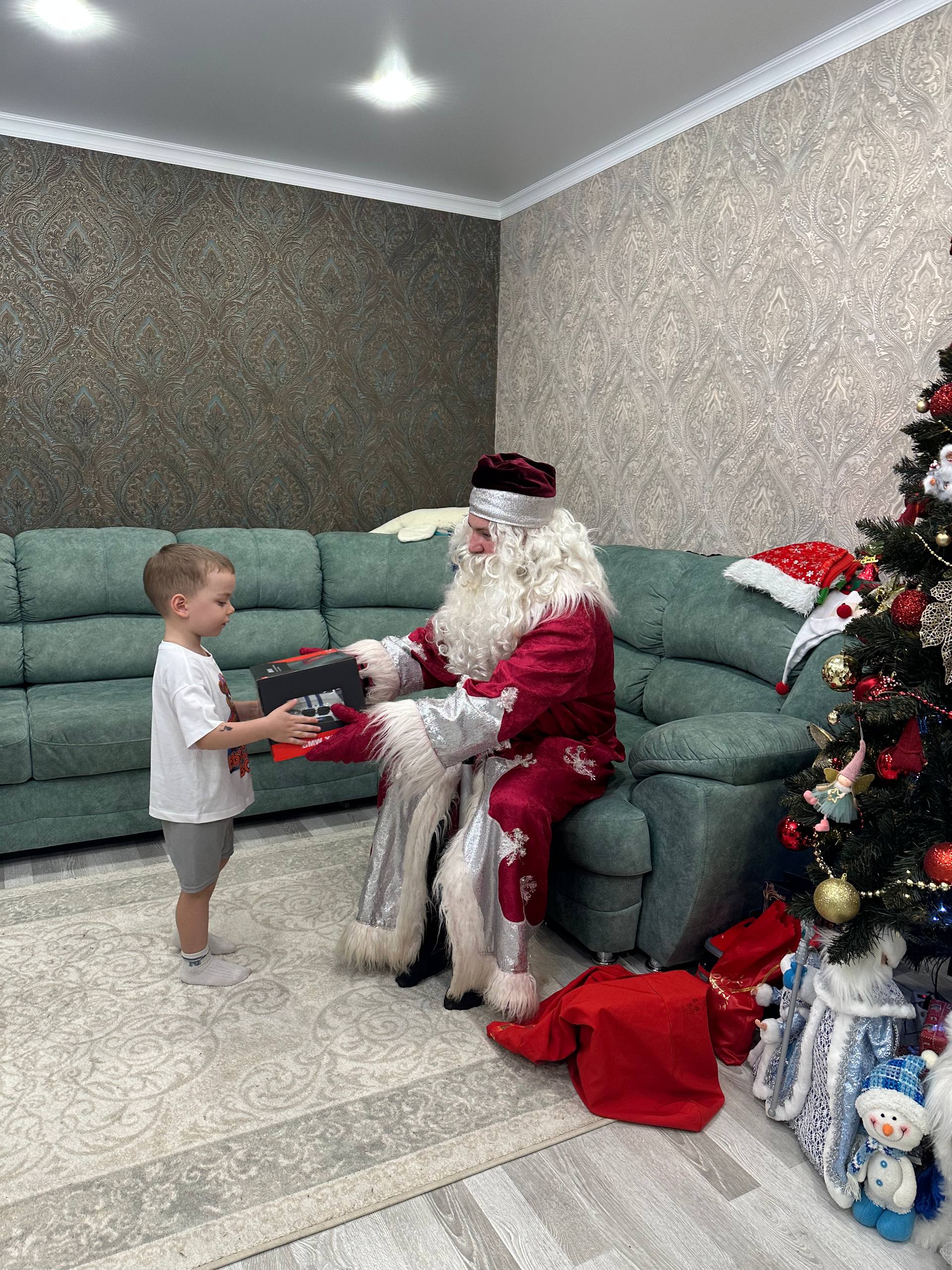 В Мордовии Патрульный Дед Мороз поздравляет с Новым Годом юных участников дорожного движения В Мордовии Патрульный Дед Мороз поздравляет с Новым Годом юных участников дорожного движения