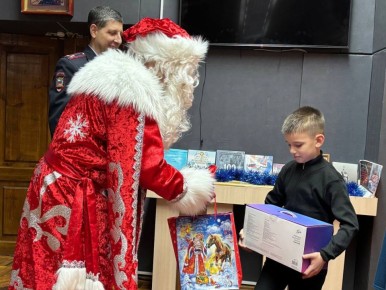 В Мордовии заместитель Министра Борис Мандрус и полицейский Дед Мороз подарили сыну сотрудников Госавтоинспекции новогоднее настроение