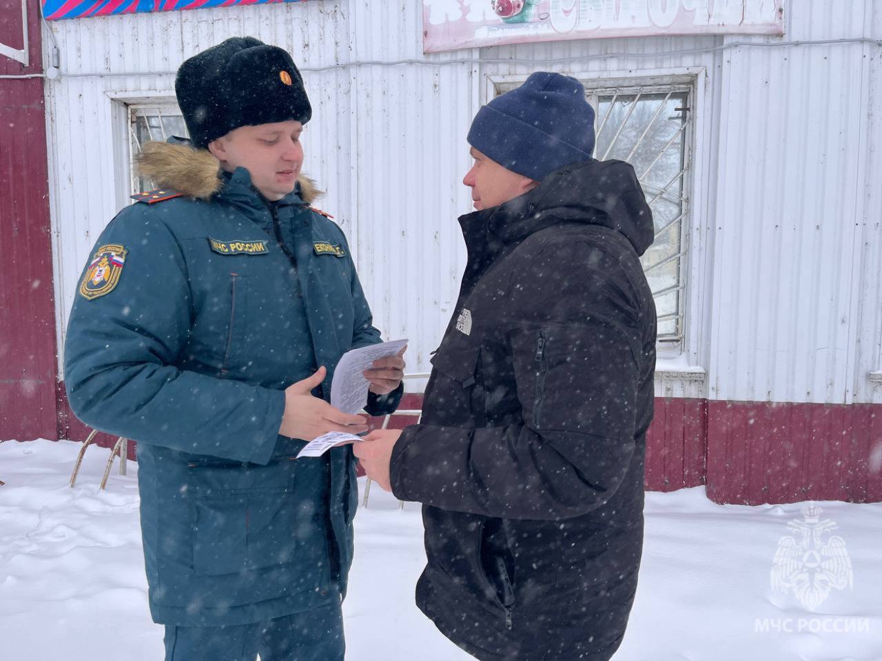 Безопасность в каждый дом. В период новогодних и рождественских праздников одной из приоритетных задач для сотрудников МЧС России остается профилактика пожаров в жилом секторе Безопасность в каждый дом. В период новогодних и рождественских праздников одной из приоритетных задач для сотрудников МЧС России остается профилактика пожаров в жилом секторе